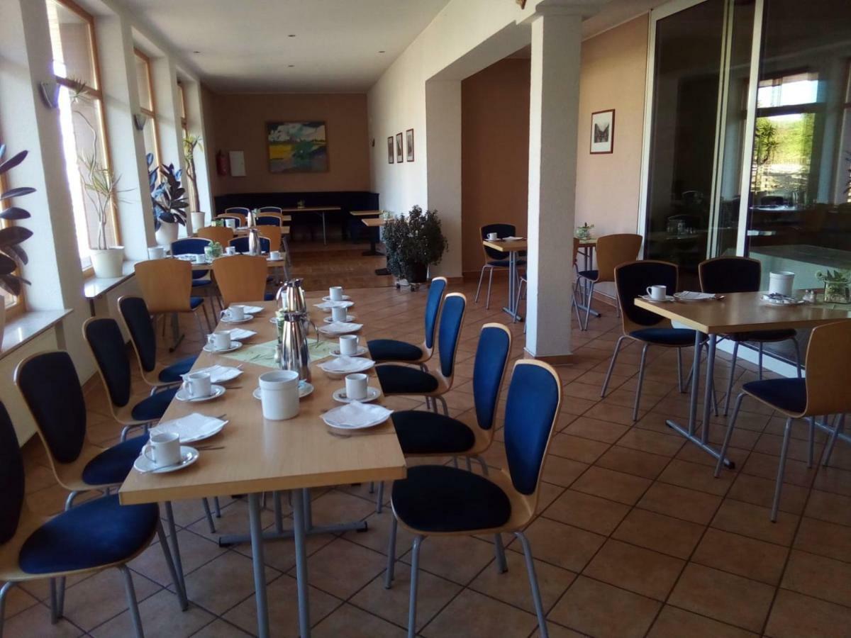 וארן Hotel Am Bahnhof מראה חיצוני תמונה