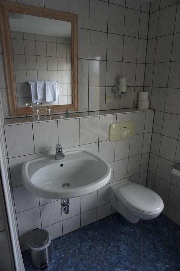וארן Hotel Am Bahnhof מראה חיצוני תמונה